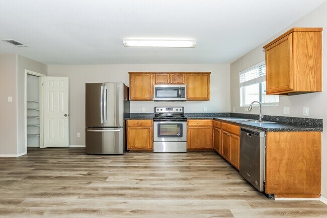 Building Photo - 16770 N Thrasher Dr