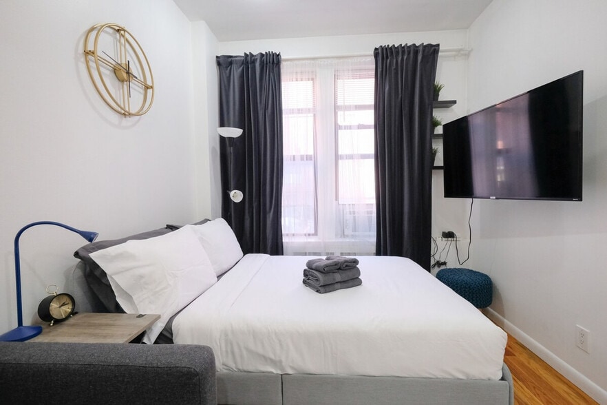 Building Photo - 310 E 103rd St