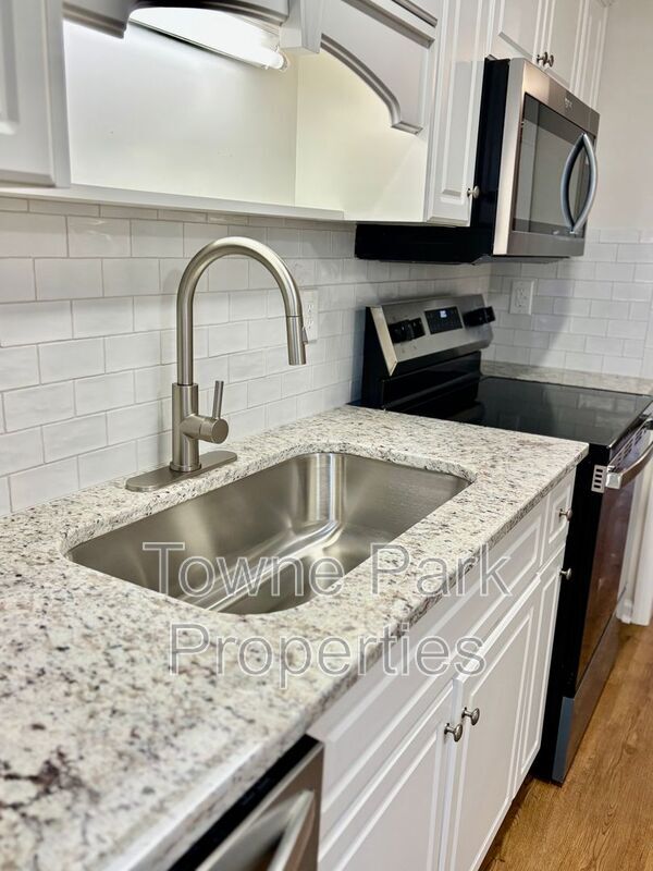 Building Photo - 327 Greendale Pl