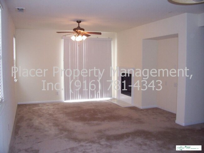 Building Photo - Available now.   Beautiful 3 Bdrm+den, Gra...