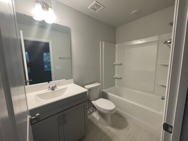 Building Photo - Room in Townhome on Astor Elgin St