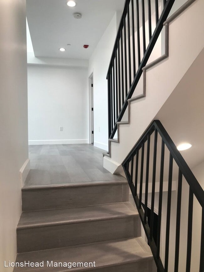 Building Photo - 4557 Rosewood Ave