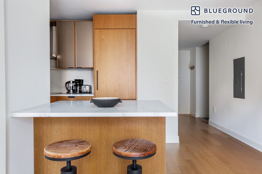 Building Photo - 420 E 54th St