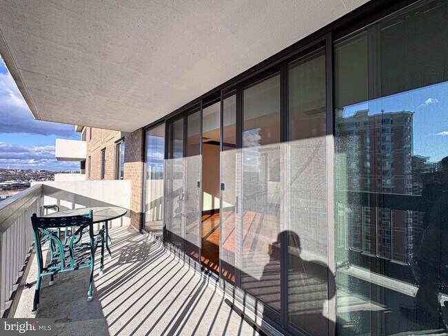 Building Photo - 3800 Fairfax Dr