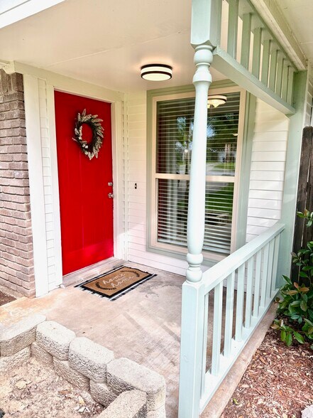 Entry - 1115 Buttercup Cir