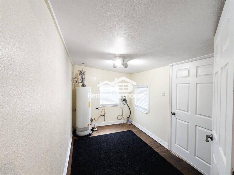 Building Photo - 1204 De Boll St