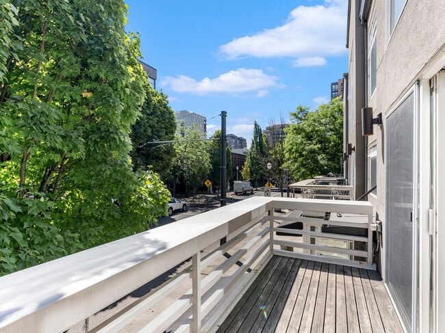 Building Photo - Fully renovated 2 level/2 bed/2 bath pearl...