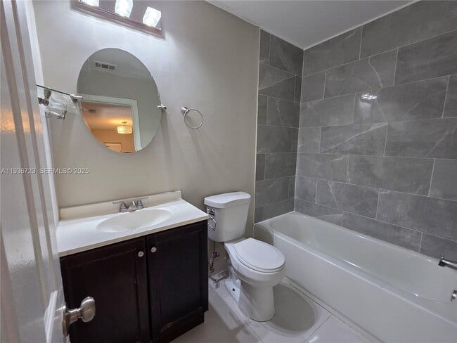 Building Photo - 121 San Remo Blvd