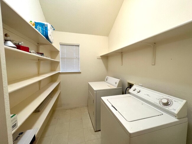 Building Photo - Single Story 4 Bedrooms 2 Bathrooms Home for Rent in Prime Northwest of Austin Location, nearby A...