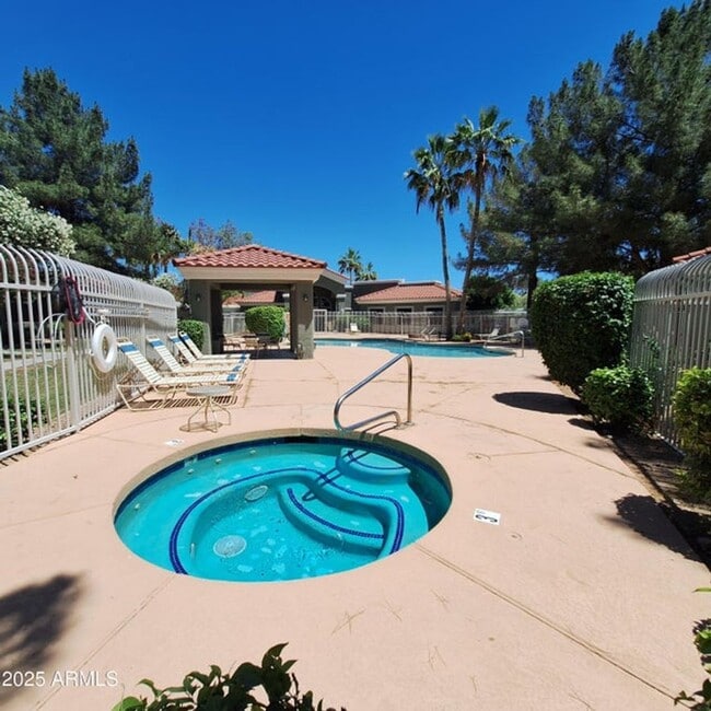 Building Photo - Charming 1 Bed 1 Bath Lower Level condo ++...