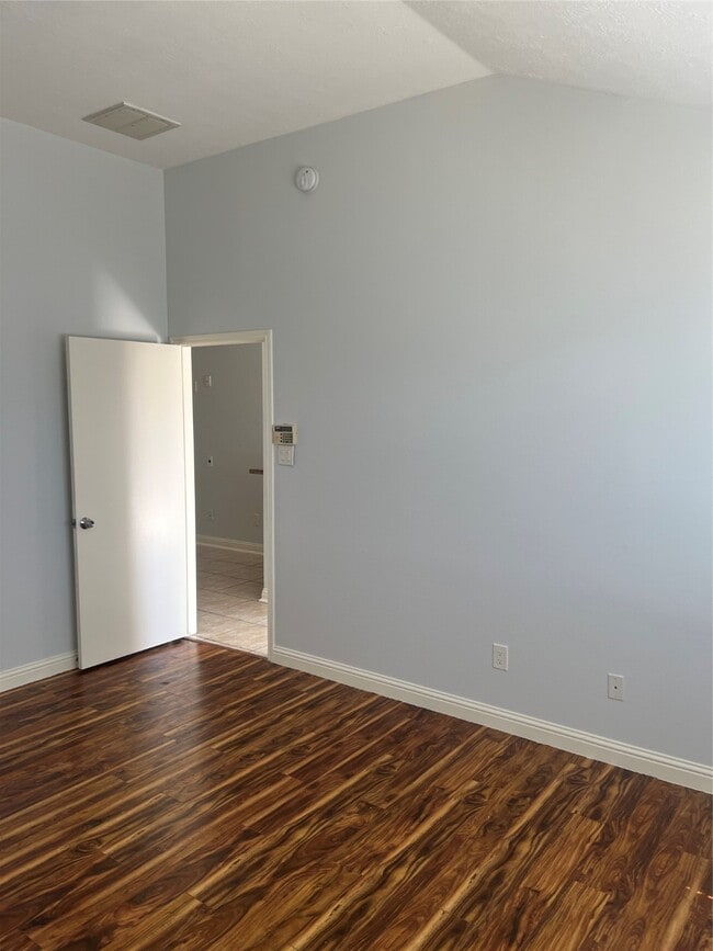 Building Photo - 15303 Riverside Grove Dr