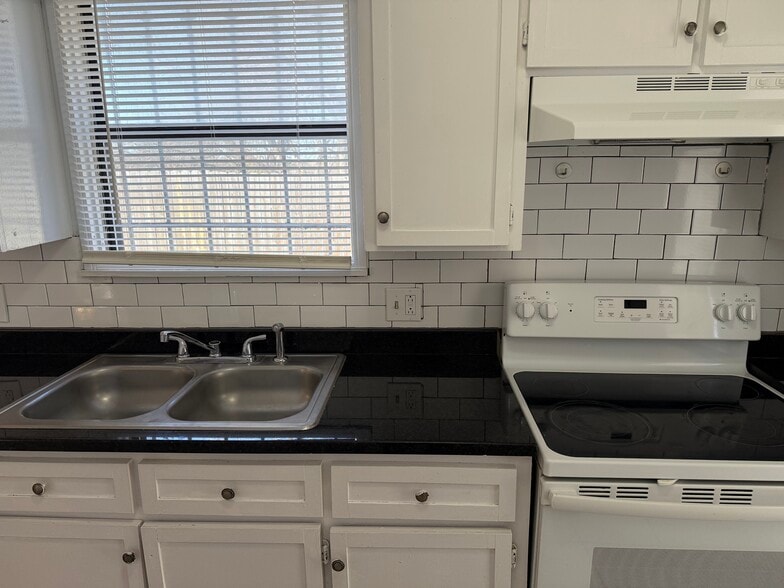 Building Photo - 2934 Chestnut Ave