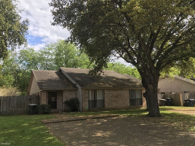 Building Photo - 2 br, 2 bath Duplex - 800 Cross Timbers Dr...