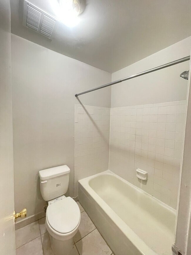 Building Photo - 1/1.5 Townhome in Gated Community! -- Appl...