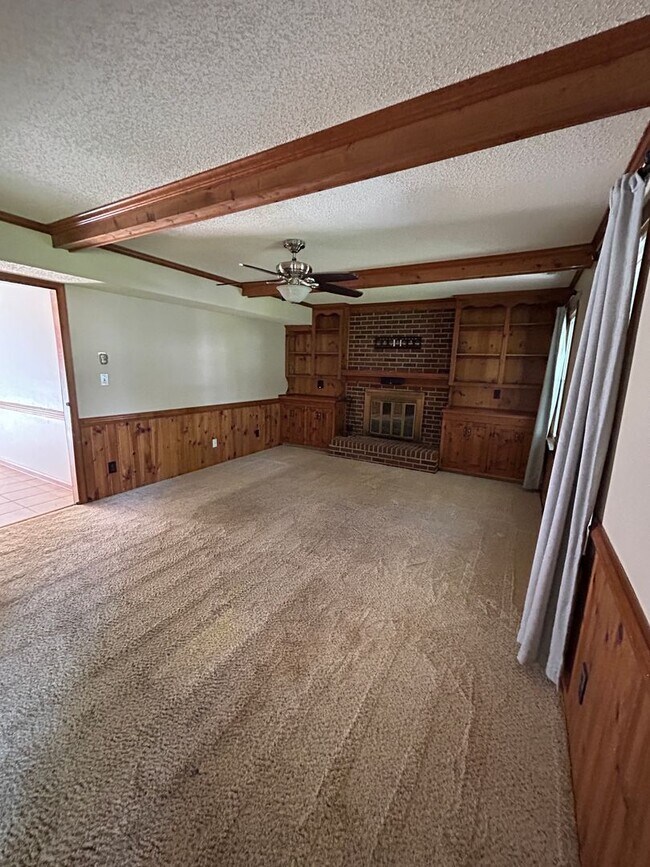 Building Photo - 4BD/2.5BA in Albemarle Acres Neighborhood ...