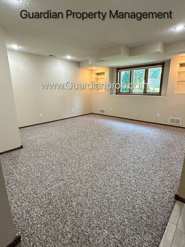 Building Photo - Eagan Single Family Home, 3 Car Garage, La...