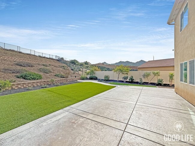 Building Photo - Beautiful 5Bd/3.5Ba Home in Cul-de-Sac in Riverside w/new Turf Back Yard and New Carpet!