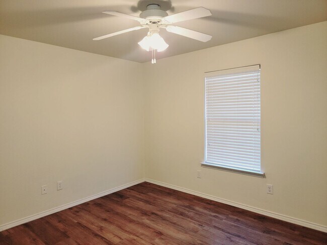 Building Photo - Spacious 3/2/2 in Frenship