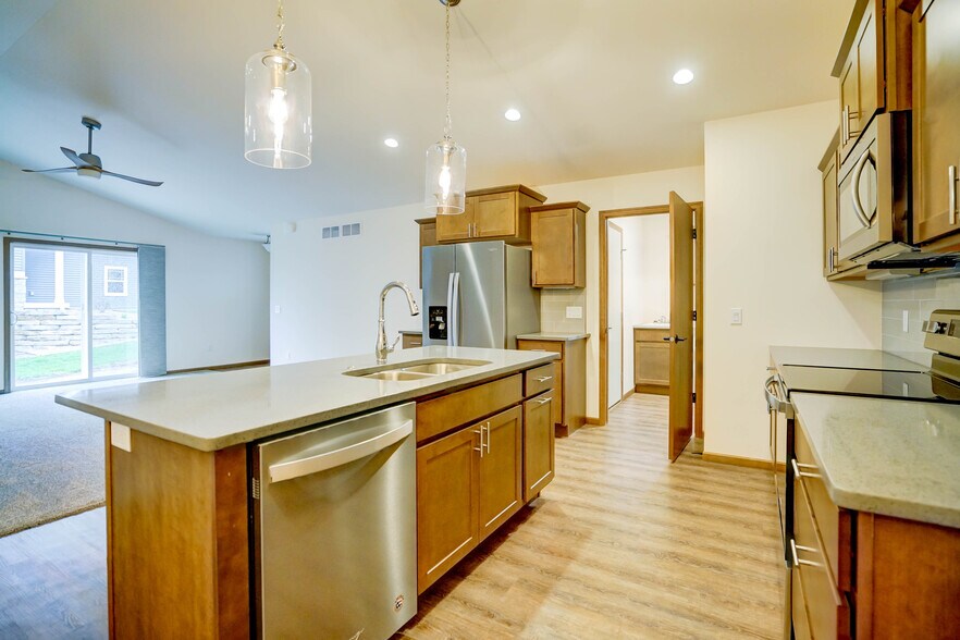 Primary Photo - 440 Odyssey Ct