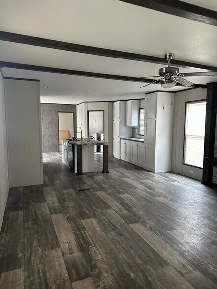 Building Photo - 5565 Bermuda Dr