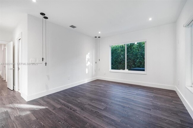 Building Photo - 10618 NE 11th Ct