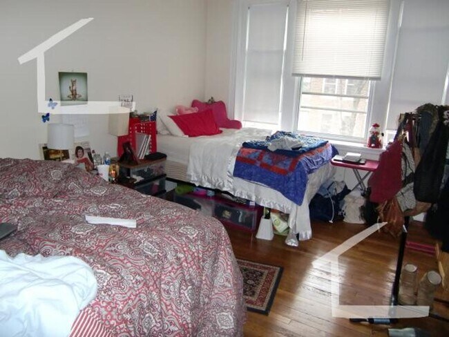 Building Photo - BU East Massive 2 bed flat Near St Mary  Hurry for this one  Be gone by March!