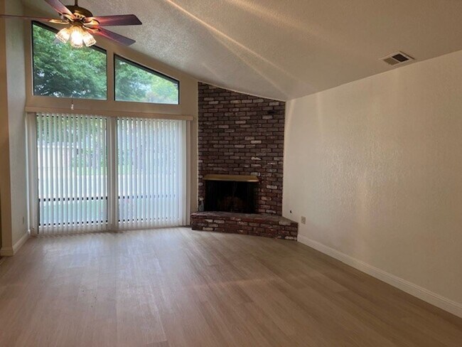 Building Photo - Spacious Greenhaven duplex with fresh paint, new laminate floors and vaulted ceilings.