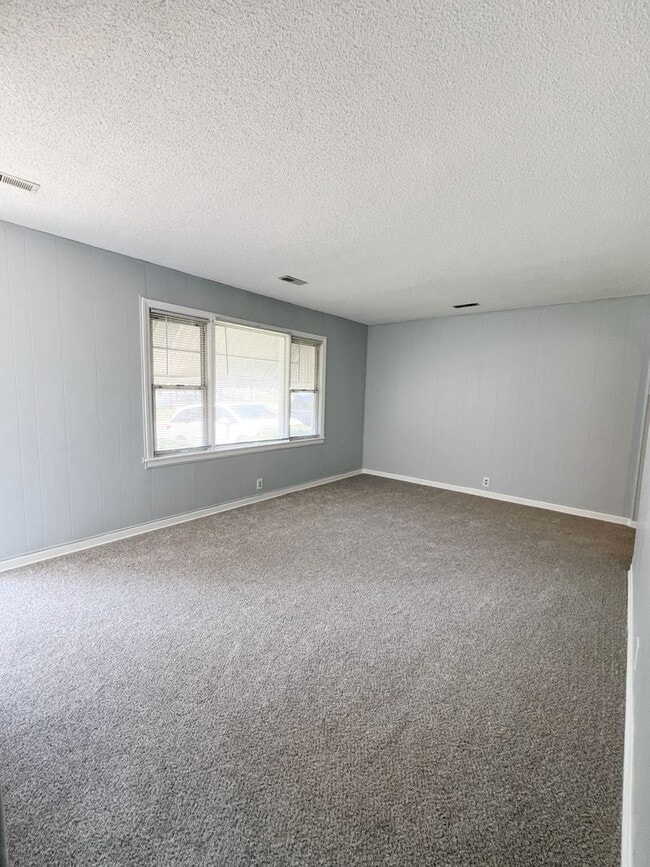 Building Photo - SEE IT NOW: Cozy 2-Bed, 1-Bath Ranch in Qu...