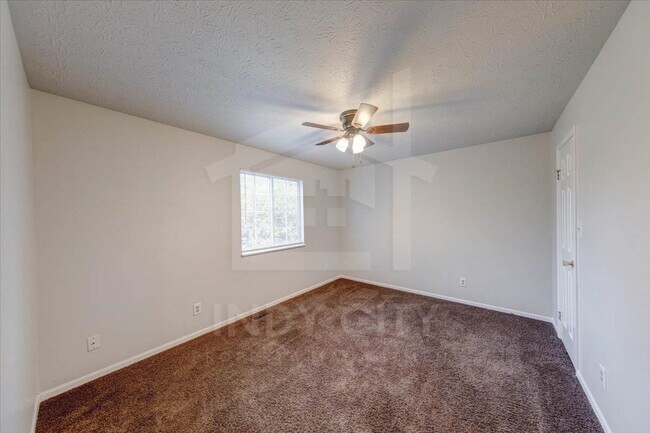 Building Photo - 542 Woods Crossing Dr