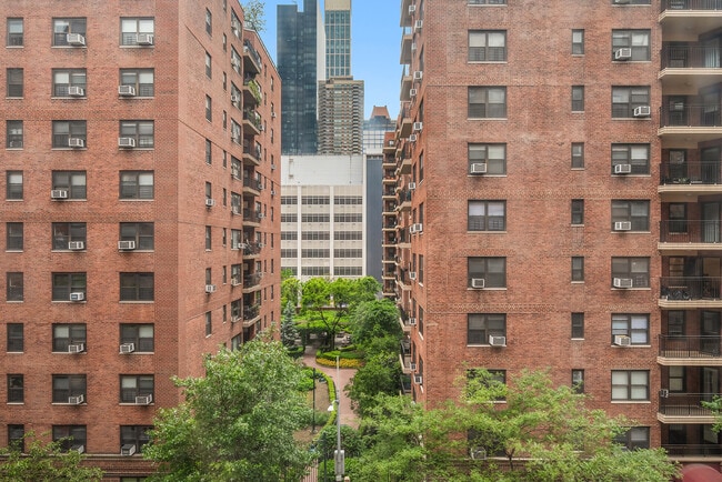 Building Photo - 425 E 63rd St