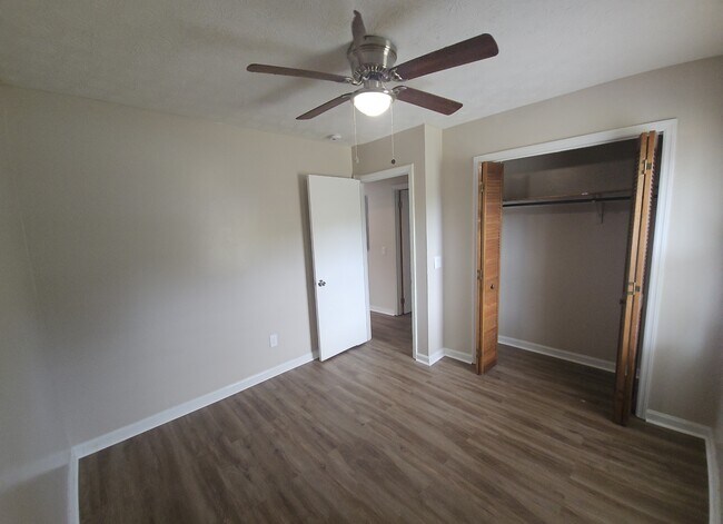 Building Photo - 5727 Lexington Dr