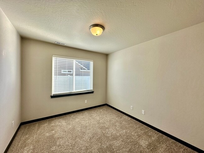 Building Photo - Modern 4 bedroom 2 bathroom home for rent ...