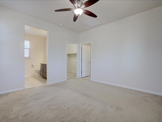Building Photo - 3 Bedroom 2 Bathroom