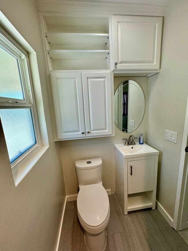 Building Photo - Charming 3 bedroom, 2 bath completely remo...