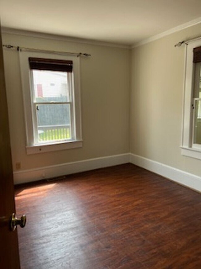 Building Photo - Adorable Downtown Marion Rental!