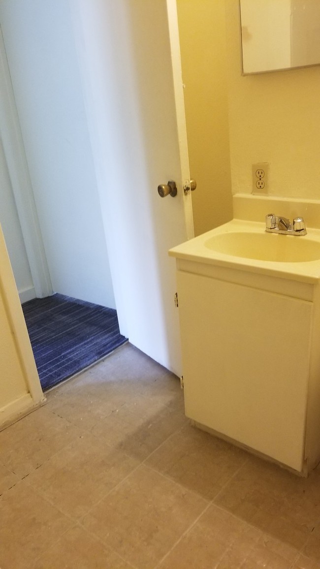 Building Photo - Riverside Terrace Apartment