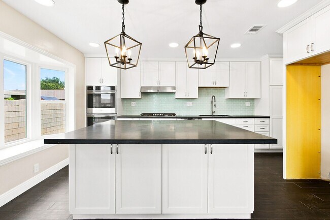 Building Photo - 2779 Cornell Pl