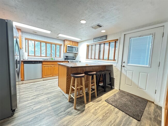 Building Photo - 879 Christmas Rd