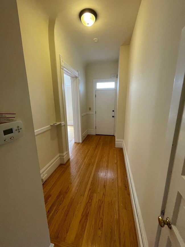 Building Photo - Charming Inner Richmond Gem: Spacious 1BR w/ Laundry On-Site, and Parking Included!