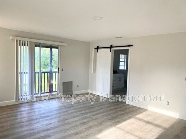 Building Photo - 585 Queens Mirror Cir
