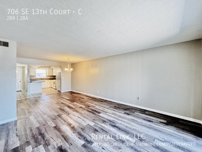 Building Photo - 706 SE 13th Ct
