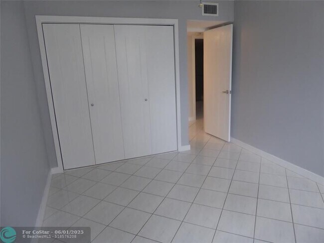 Building Photo - 1009 N Ocean Blvd