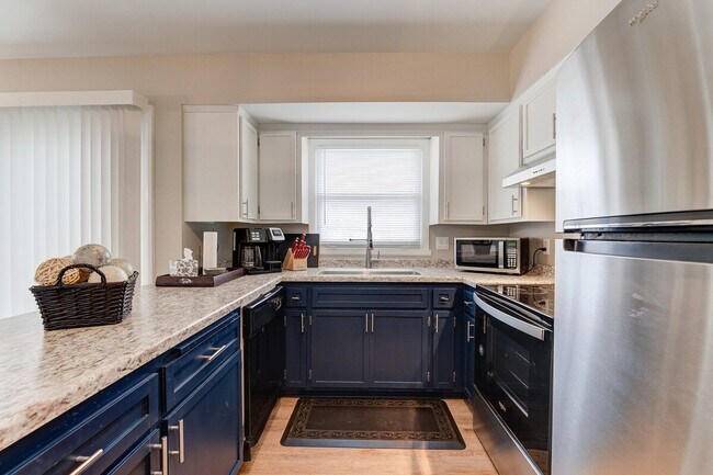 Building Photo - 2421 Saratoga Rd