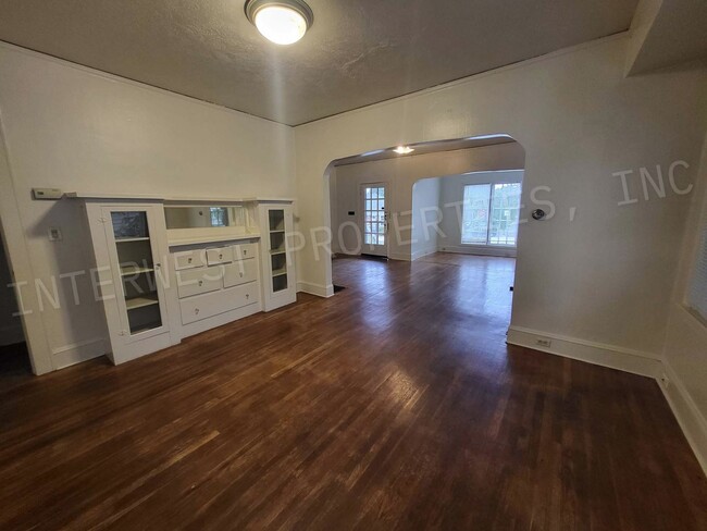 Building Photo - *1/2 OFF 1ST MONTH'S RENT PROMO* 2 Bedroom...