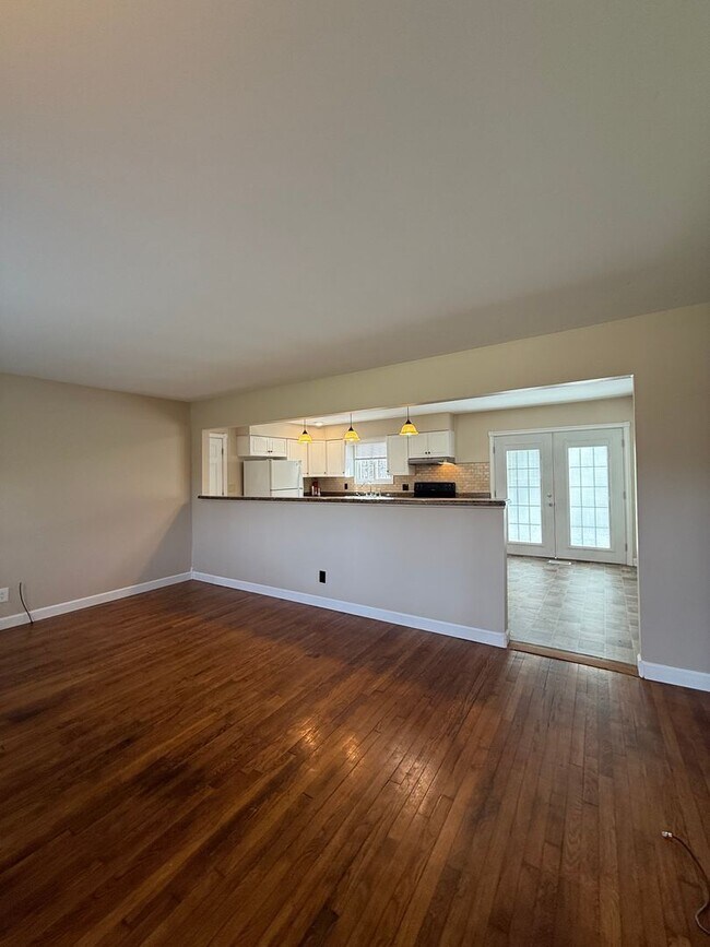 Building Photo - 3 Bedroom House Available Now!