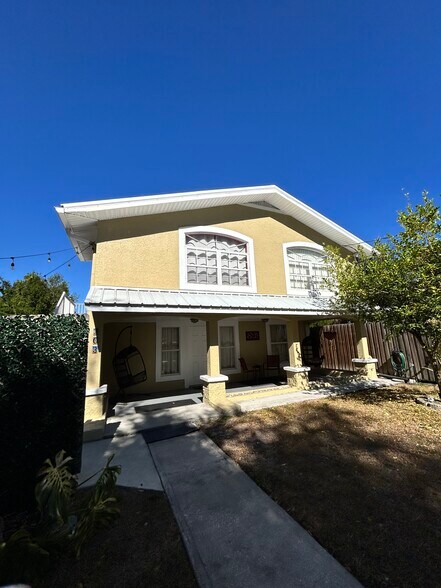 Building Photo - 203 W Crest Ave