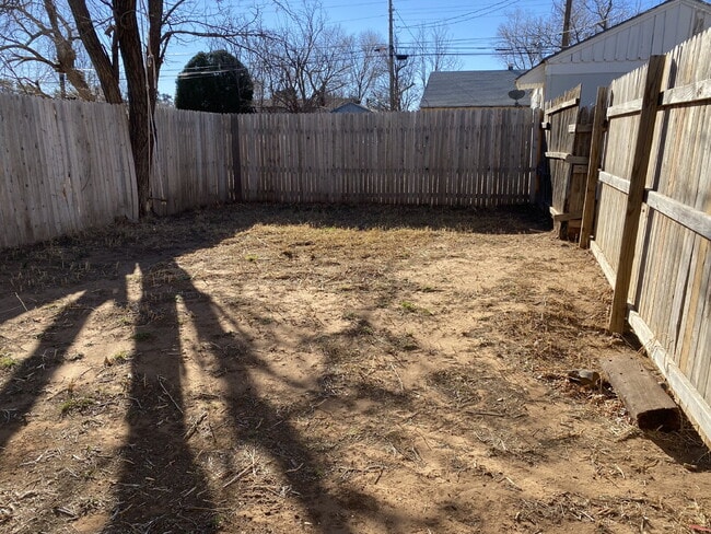 Building Photo - Spacious 2 Bed 1 Bath!
