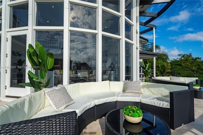 Building Photo - 2827 S Indian River Dr