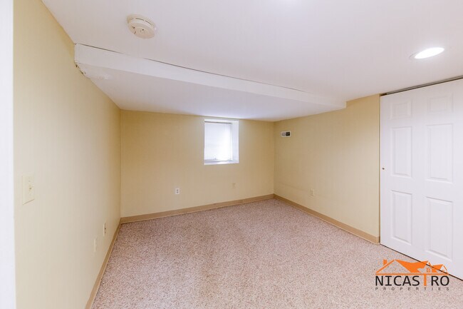 Building Photo - 2064 Indianola Ave