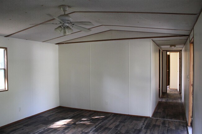 Building Photo - 14 Thrasher Ln E